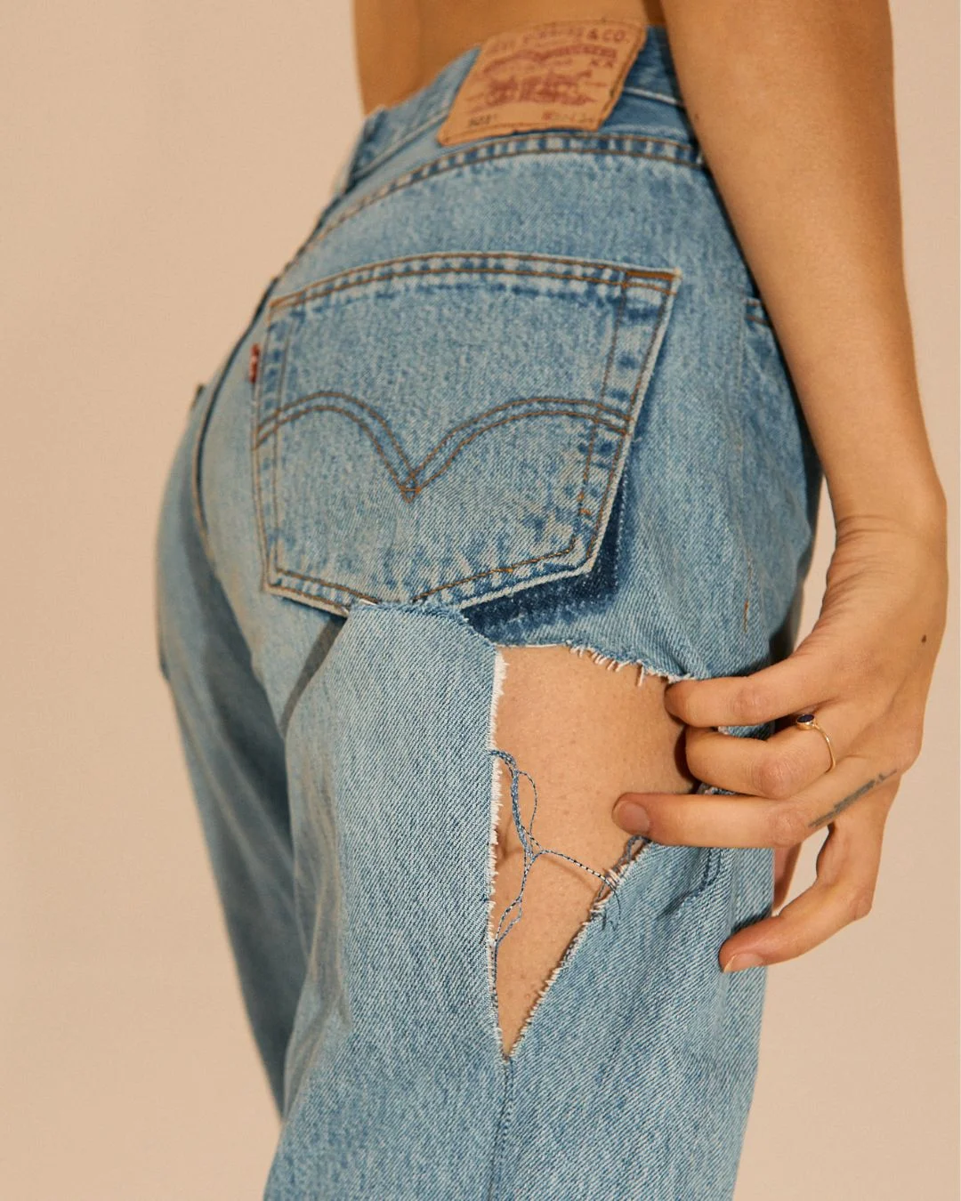 Postrzępione jeansy Levi's przed naprawą